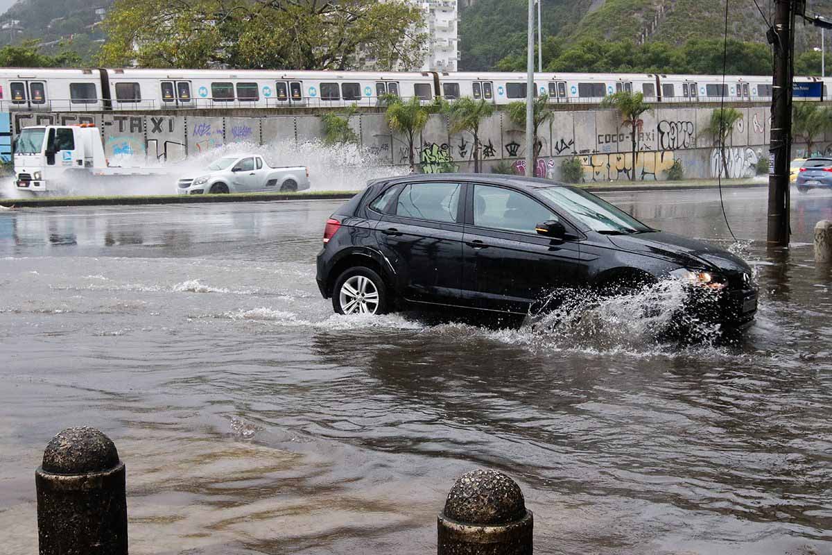 Enchentes e alagamentos aumentam acionamentos de seguro auto em 15%
